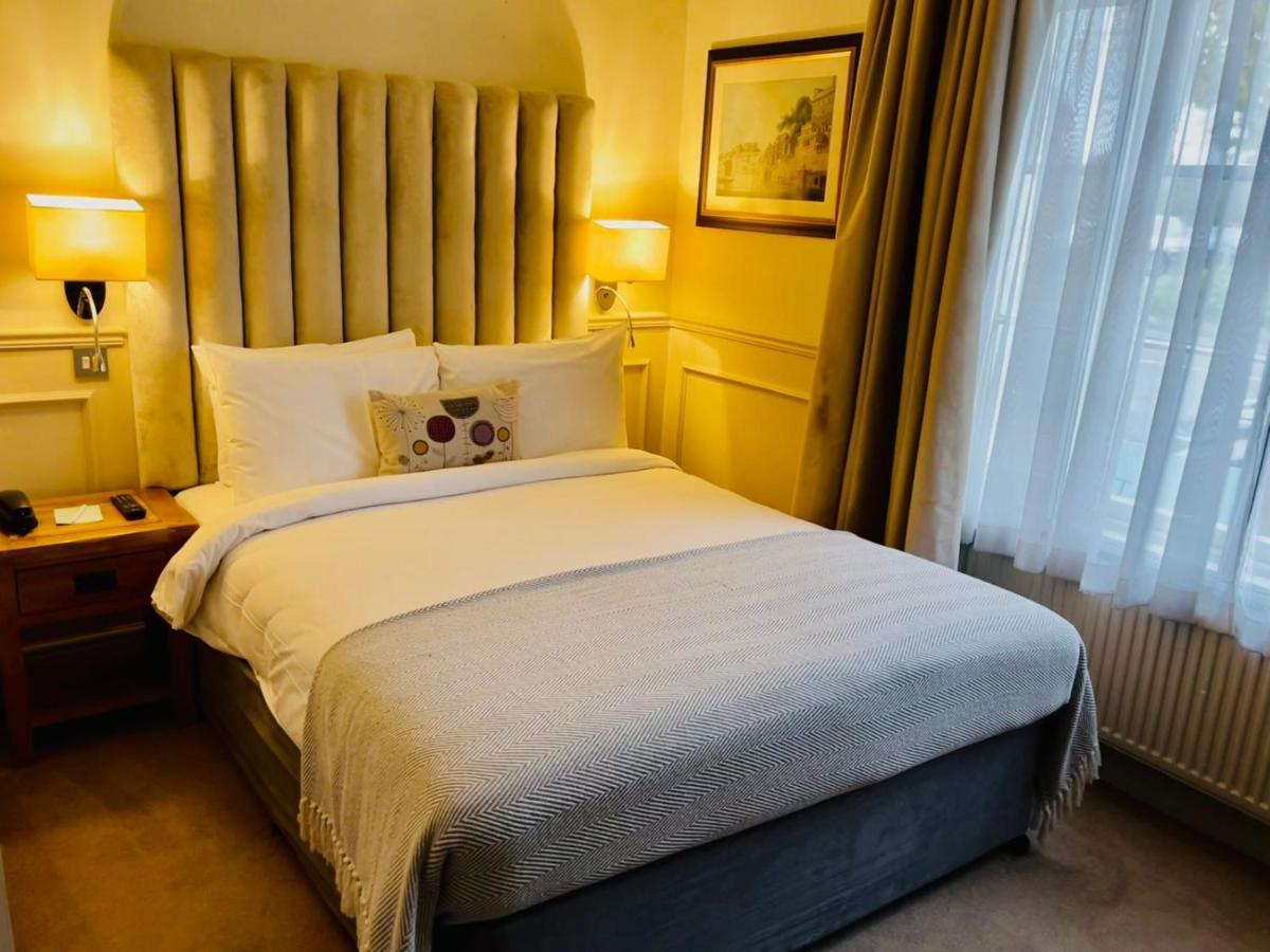 The Talbot Inn Woking Exteriér fotografie
