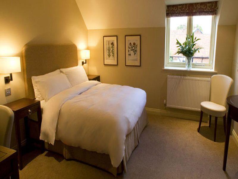 The Talbot Inn Woking Exteriér fotografie