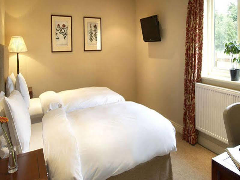 The Talbot Inn Woking Exteriér fotografie