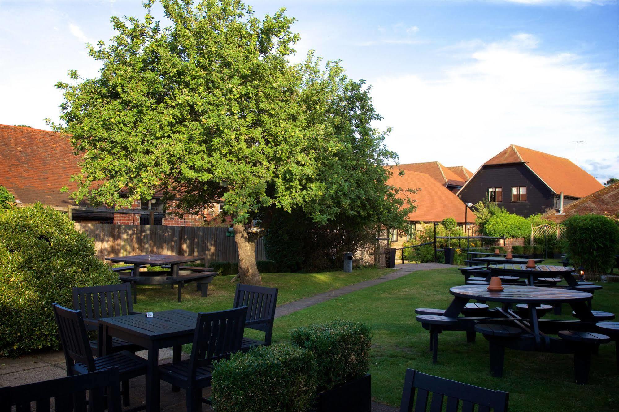 The Talbot Inn Woking Exteriér fotografie